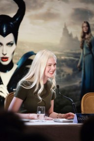 ANGELINA JOLIE ET ELLE FANNING A LA CONF?RENCE DE PRESSE DU FILM "MAL?FIQUE ? PARIS, FRANCE