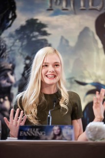 ANGELINA JOLIE ET ELLE FANNING A LA CONF?RENCE DE PRESSE DU FILM "MAL?FIQUE ? PARIS, FRANCE